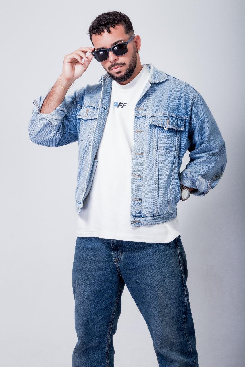 VIRGOH de jaqueta jeans e óculos escuros
