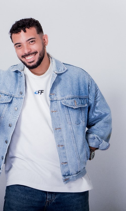VIRGOH sorrindo, de jaqueta jeans